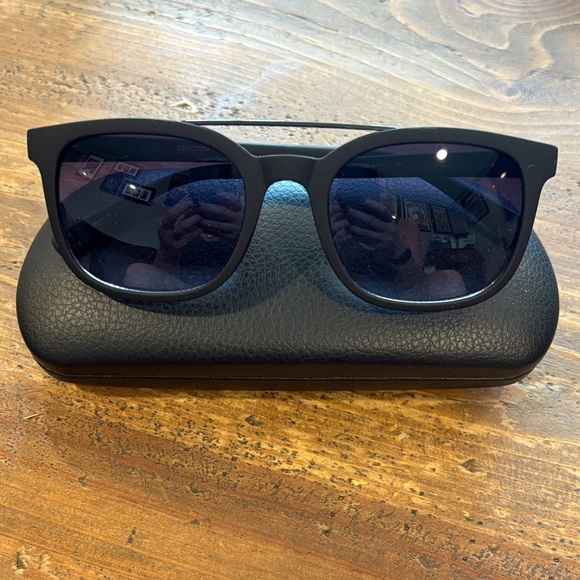 Kenneth Cole Reaction Black Sunglasses - Picture 1 of 3